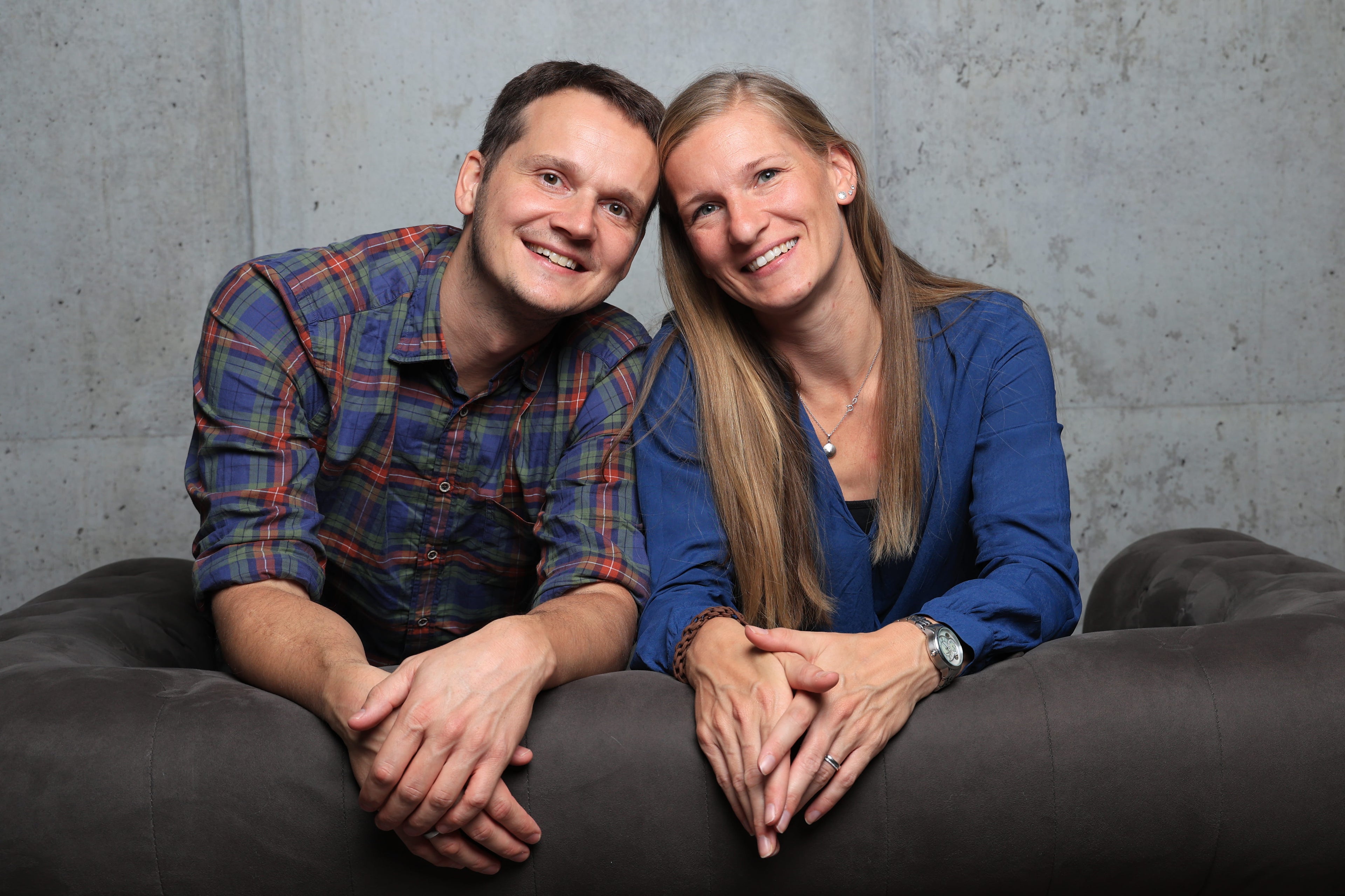 Die Gründer von Kräutermichel: Johannes und Theresa. Gemeinsam haben sie die 3-Zutaten-Pflege entwickelt – eine Antwort auf komplizierte Inhaltsstofflisten bei Neurodermitis und sensibler Haut.