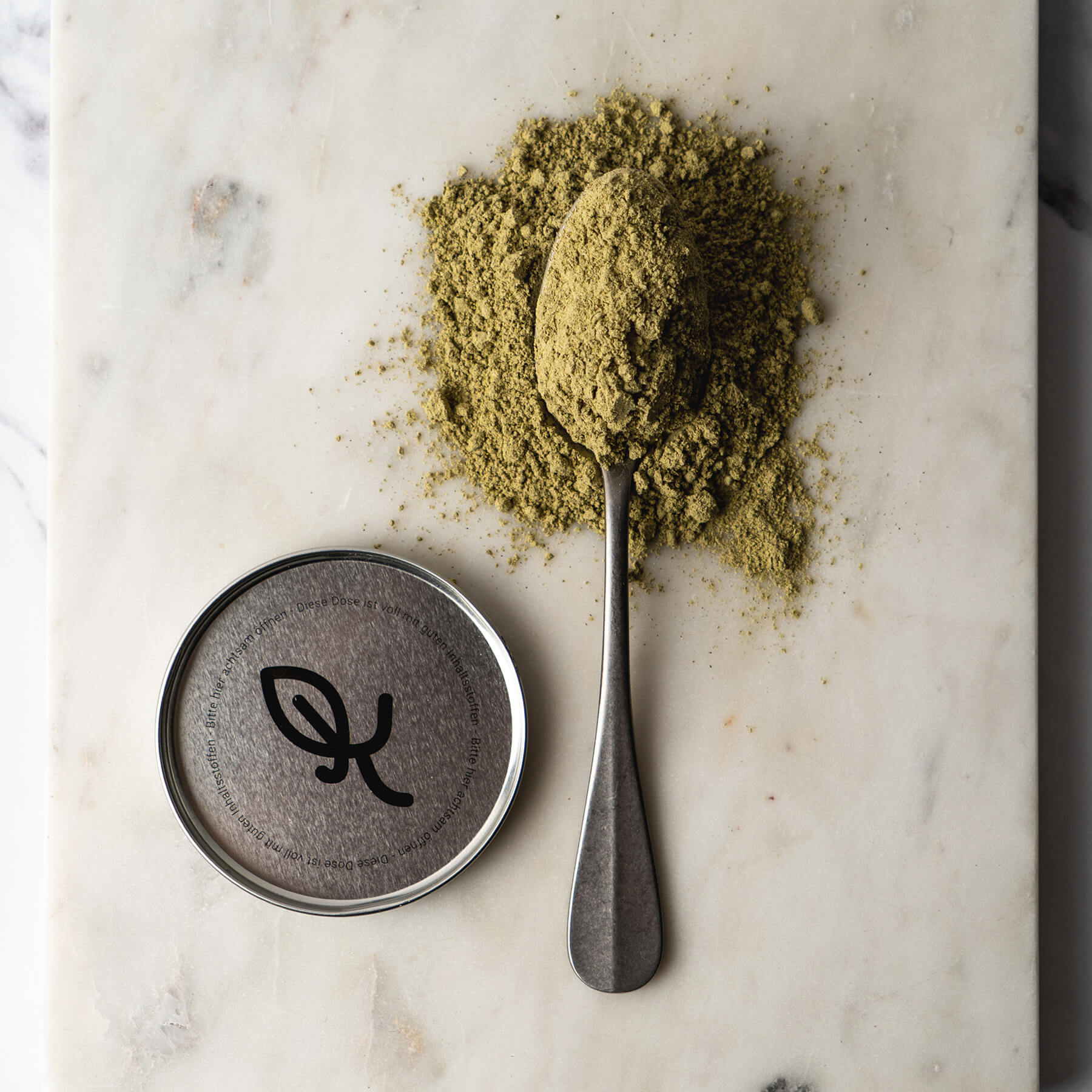 Kräutermichel 3-Zutaten-Pflege: Konzentriertes Pulver aus Hafer, Stiefmütterchen & Spitzwegerich. Ohne Wasser & Füllstoffe – die radikal pure Basis für Bad, Fußbad, Handbad, Paste & Gesichtsreinigung bei Neurodermitis.